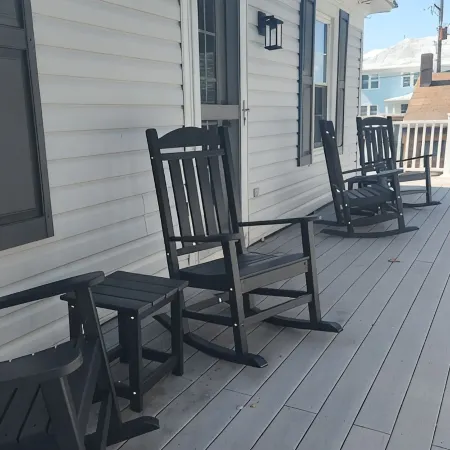 Magnolia Hideaway 2-BR Apt in center of Town of Colonial Beach