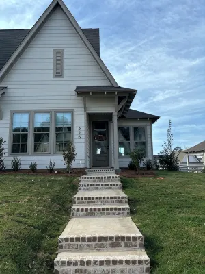 Charming & Spacious Townhome on North College Street in Auburn - บังกะโล