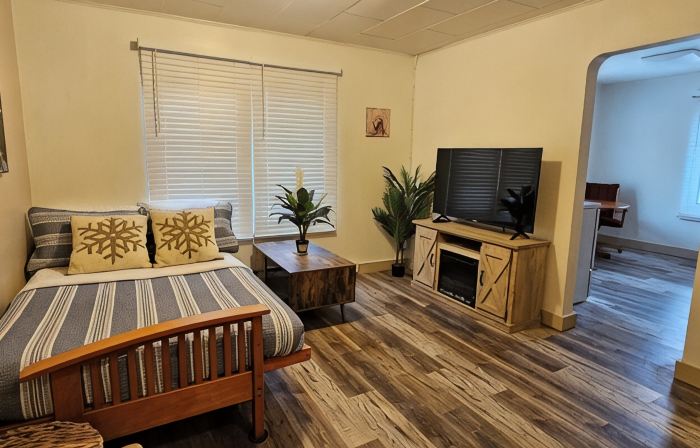 Cozy 1-bedroom apartment with AC, WiFi in serene Metaline Falls
