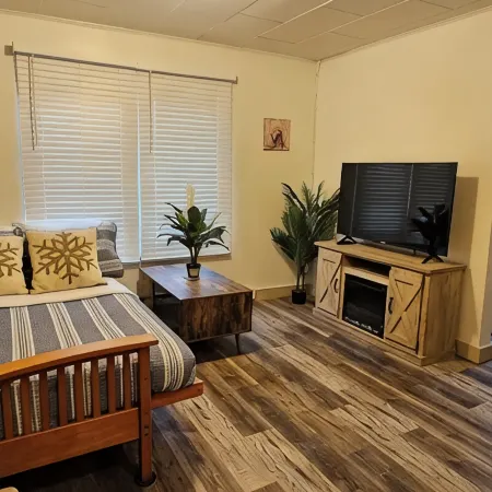 Cozy 1-bedroom apartment with AC, WiFi in serene Metaline Falls