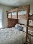 Enjoy this cozy cottage, 10 minutes from Bay Beach in Crystal Beach.