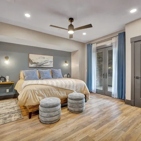 The Summit-Walkable to Town with 3 King Suites and Hot Tub and Sauna