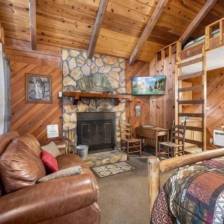 Bear Paw Cottage #4 Queen Log Bed:  Peaceful ; Pet Friendly; Close to Helen!