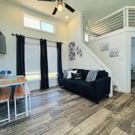 Bosque Azul. A one bedroom tiny home with a loft.