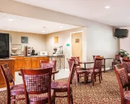 Quality Inn Kingdom City I-70 - parking