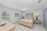 Large Single Level-1 Minute Walk To The Beach-5 minute walk to Restaurant/Shops - Private Pool