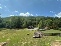 Creekfront Cabin • Fire Pit • Fenced Yard • Near Crabtree Falls - 무료 와이파이