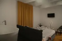 Palace Eight - Suites & Spa - Bed and breakfasts
