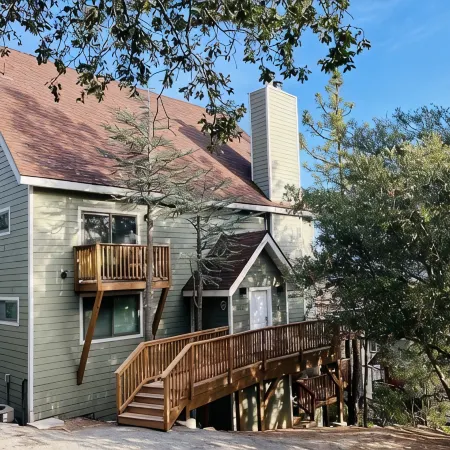 Modern 6 bedroom retreat, stunning lake views, close to village!