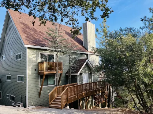 Modern 6 bedroom retreat, stunning lake views, close to village!