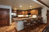 Best/closest location to the slopes and newly redecorated. - Pools