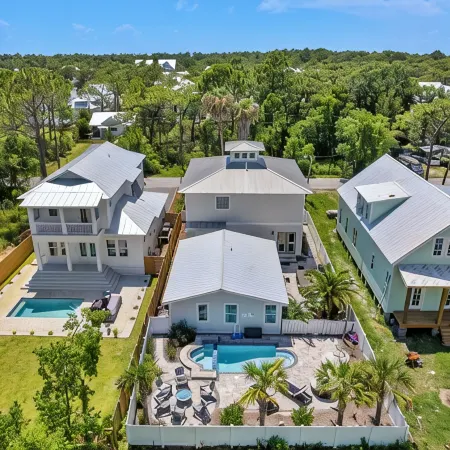 Beautiful 8-bedroom house Sleeps 24 in Santa Rosa Beach. Private Pool & Hot Tub