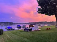 Lakefront Luxury Living: Chef's Kitchen, Fire Pit, Stunning Views & Boat Rental - Wifi