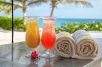 The Breakwater- Heated Pool with Swim up Bar on Sandy, Secluded Beach! - Vila