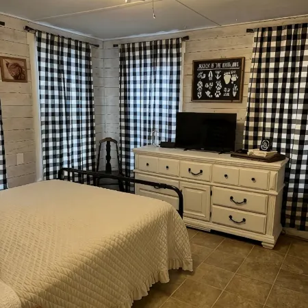 Cozy 1930's cottage WALKING distance to Old Town Tomball Отели в г. Томбал