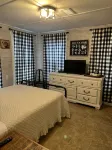 Cozy 1930's cottage WALKING distance to Old Town Tomball - 2-Star