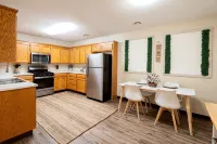 Townhome with a peaceful, soothing vibe, featuring KING and QUEEN size beds - Kitchenette