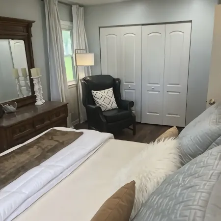 Remodeled gorgeous cottage overlooking horse farm. Family and work friendly.