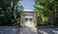 Island Sun Inn & Suites - Historic Venice & Beach Getaway