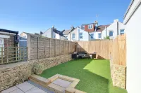 Delightful two bedroom cottage near town centre