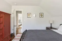 4-minutes to Sugarbush, steps to Warren Village!