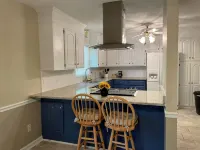 Cheerful & Spacious 3 Bedroom Home - Bungalows