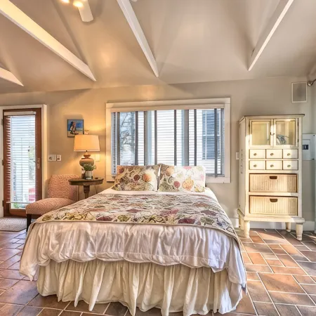 Butterfly Cottage - Unique Cottage located in Historic Downtown Saugatuck