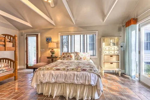 Butterfly Cottage - Unique Cottage located in Historic Downtown Saugatuck - Wi-Fi