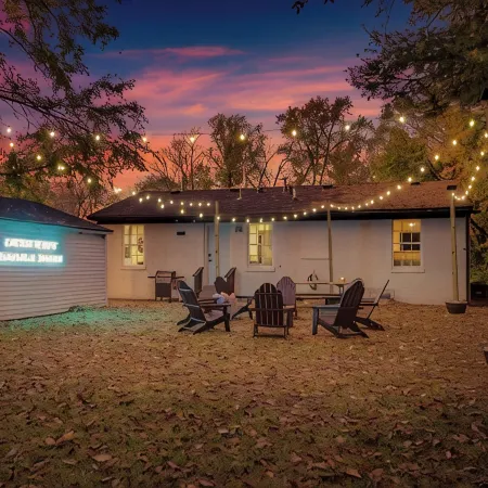 Oakside Retreat – Private Getaway with Huge Yard, Firepit and Game Room