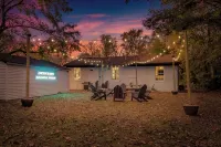 Oakside Retreat – Private Getaway with Huge Yard, Firepit and Game Room