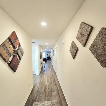 Charming and Cozy 4BR 2BA House with Parking, Minutes from I-95 and Buc-ees
