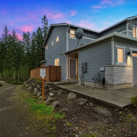 Cozy Private 1Br Suite w/Trails and Amazing Views, Port Orchard