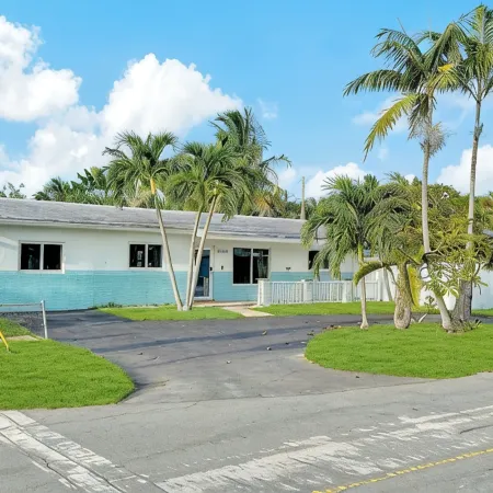 Luxe Heated Pool Oasis~10 Mins to Beach-Movie Theatre