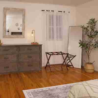 Cozy 2BR Apartment, 5-10 Min to Cincinnati! Rooms