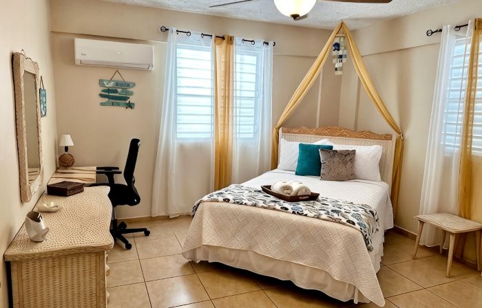Beautiful, spacious house 9 minute drive to beach with electric generator