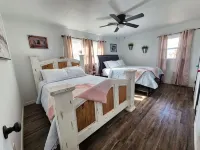 Rustic retreat-near the Canyon