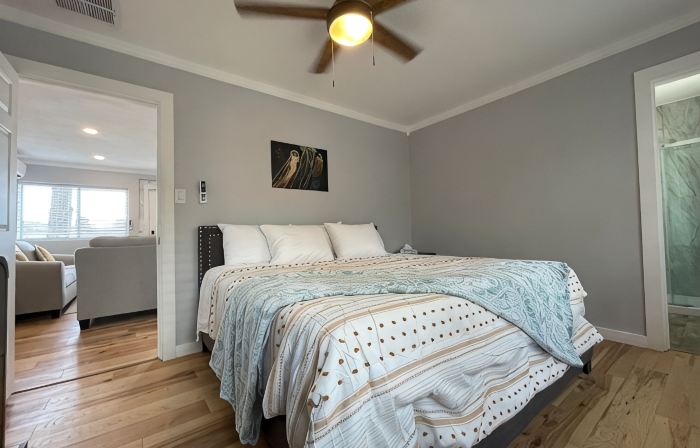 Bright 3 bedroom, 2 bath home; game room w/ arcade machines - basketball machine