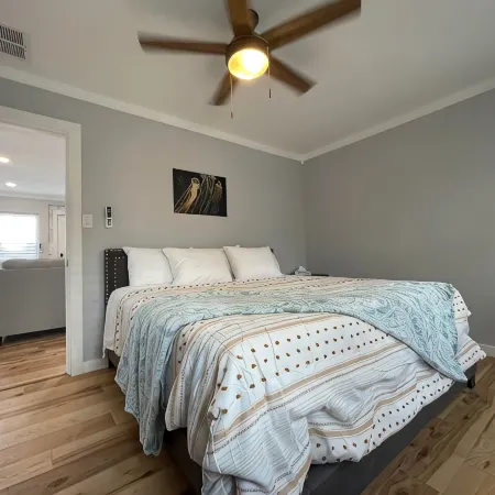 Bright 3 bedroom, 2 bath home; game room w/ arcade machines - basketball machine