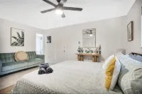 Welcome to our gorgeous remodelled home! Near Anna Maria and Bradenton beach. - Wifi