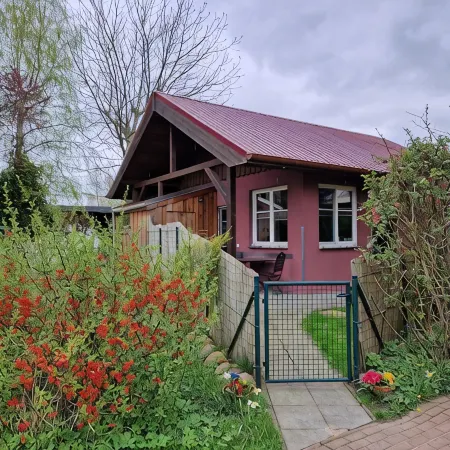 Sunny holiday home with a cozy sleeping loft, idyllically located in the garden.