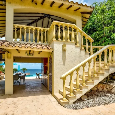 Sophisticated Oceanfront Villa, Beach Access