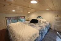 Tiny House with 2 lofts for sleeping. Just a mile from Grass Valley. - ブティック