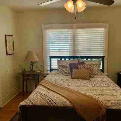 Secluded Yet Close!  Meadow Oak Cabin, Kernville Rooms