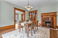 Spacious 5-bedroom house with parking and everything you need in charming Elyria - Wifi