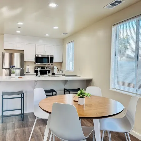 Downtown Hanford Getaway - New 4 bed, 3 Bedroom, 2.5 Bath