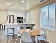 Downtown Hanford Getaway - New 4 bed, 3 Bedroom, 2.5 Bath - Wifi