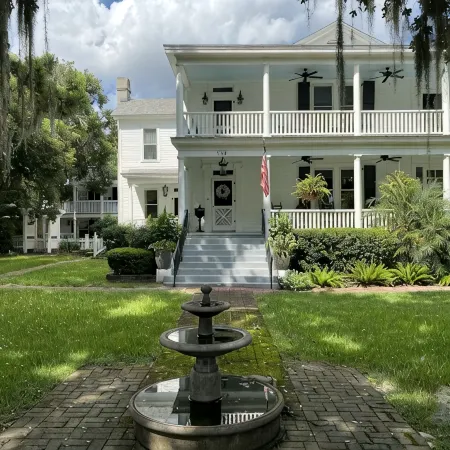Carriage House under Live Oaks In Historic Downtown Beaufort with Patio Garden