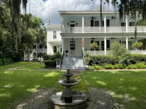 Carriage House under Live Oaks In Historic Downtown Beaufort with Patio Garden - 4 ดาว