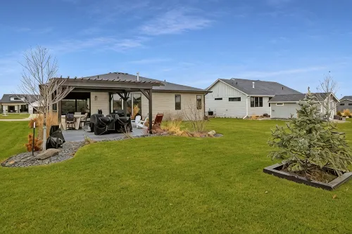 Elegant + Modern Home + Patio - Homestays