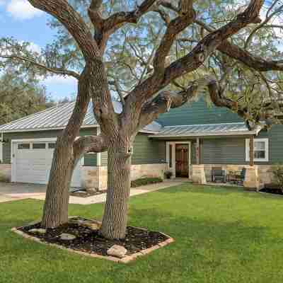 Designer Home in the Heart of Historic Dripping Springs-The Murray House Hotel Exterior
